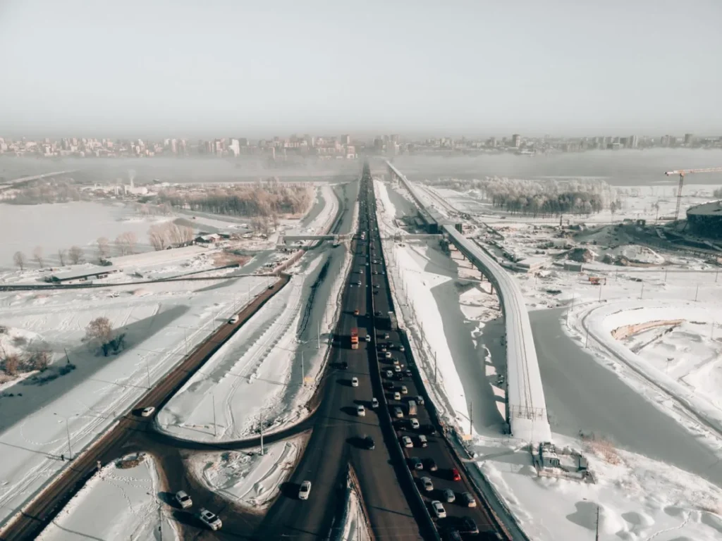 скоростная автомагистраль зимой